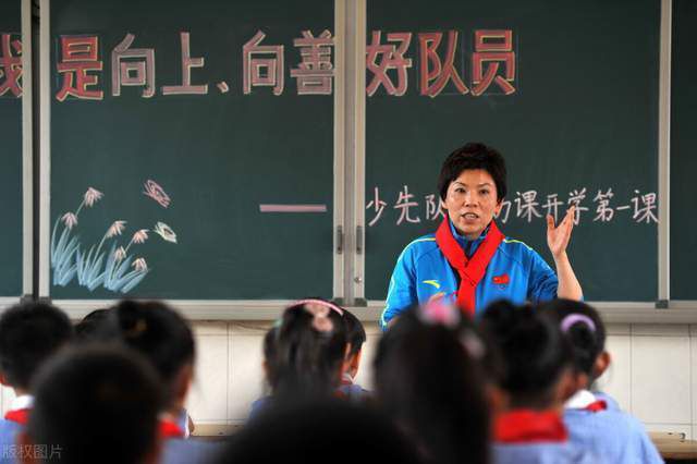 说完，便立刻冲着叶辰身边的柜姐招手：美女，我要这款包，帮我拿一下。